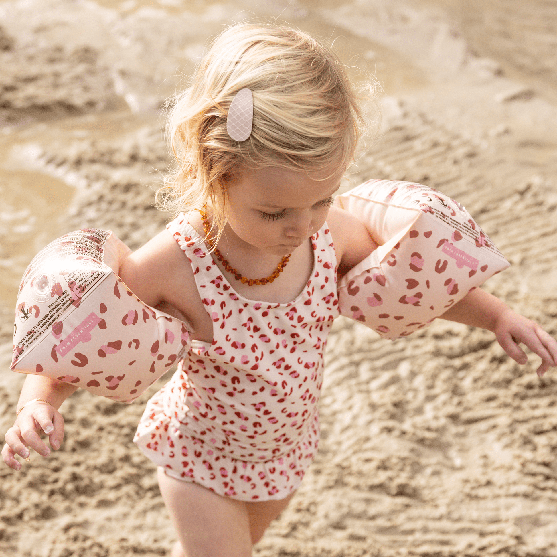 zwembandjes-0-2-jaar-panterprint-roze-swim-essentials-2