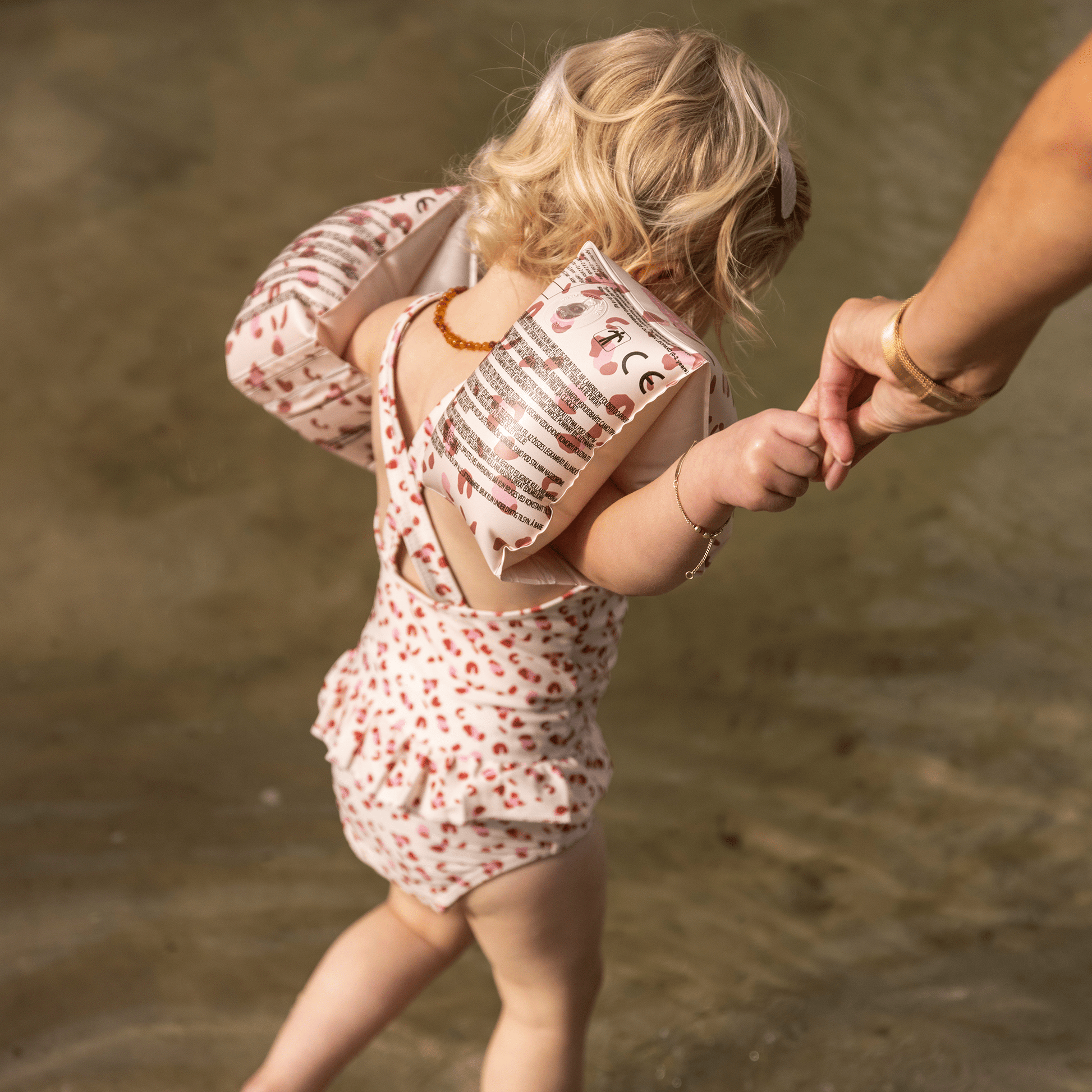 zwembandjes-2-6-jaar-roze-panterprint-swim-essentials-5